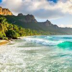 Voyager autrement : où partir surfer pour allier aventure et découverte